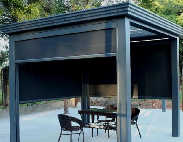 Pergola en aluminium avec rideaux électriques à vent