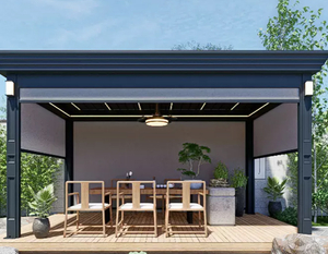 Aluminiumpergola mit elektrischen Windschutzvorhängen